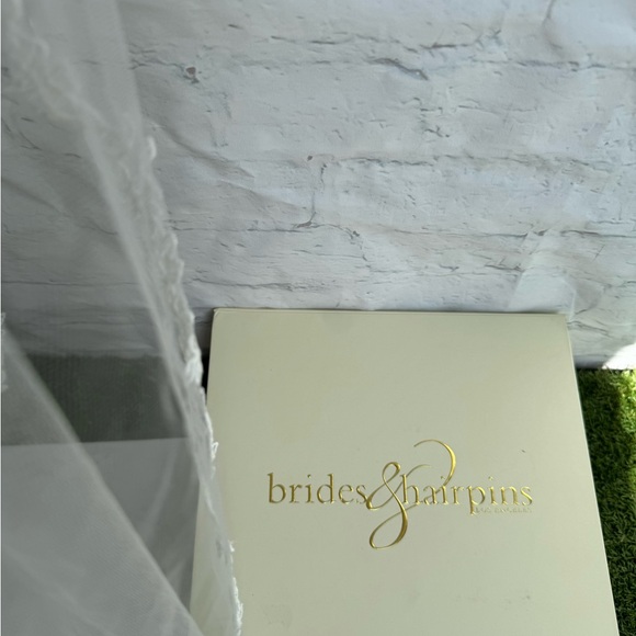 BRIDES AND HAIRPINS
Floral Lace Tulle Fingertip Veil Ivory Retail $235 NIB - Picture 7 of 15